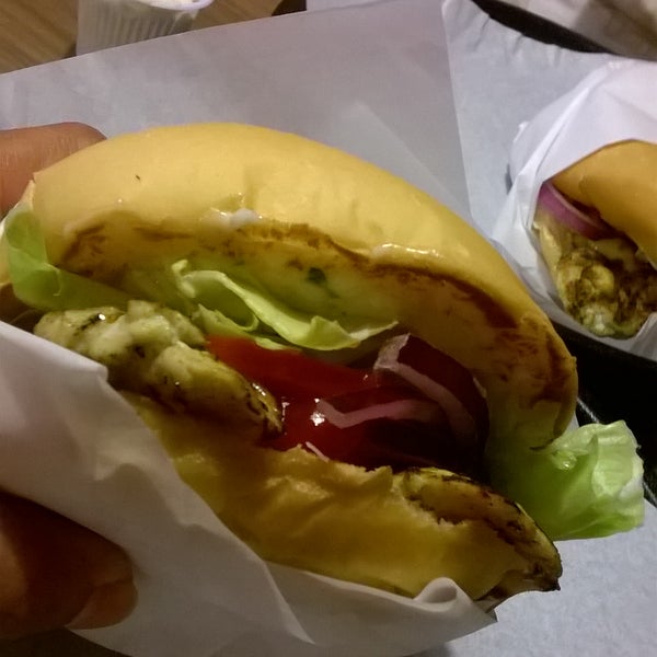 Снимок сделан в Tatoe&#39;s Burger пользователем Poliana O. 8/23/2015