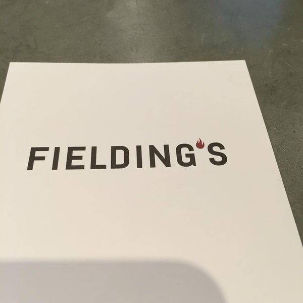 รูปภาพถ่ายที่ Fielding&#39;s Wood Grill โดย Jerry J. เมื่อ 7/24/2015