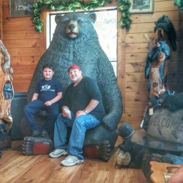 Foto tirada no(a) Three Bears General Store por Bruce D. em 6/3/2016