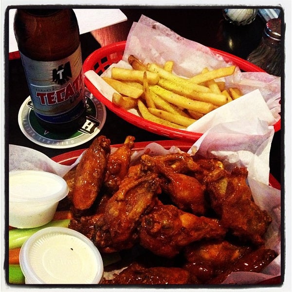 Photo taken at Pepe Pepper´s Wings by Edgar Z. on 7/16/2013