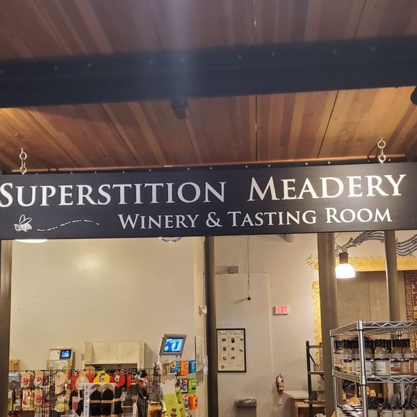 Foto tirada no(a) Superstition Meadery por Hop G. em 4/18/2021