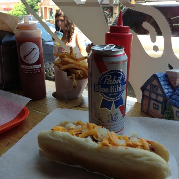 Foto diambil di GOOD DOG Restaurant oleh Tony D. pada 6/8/2013