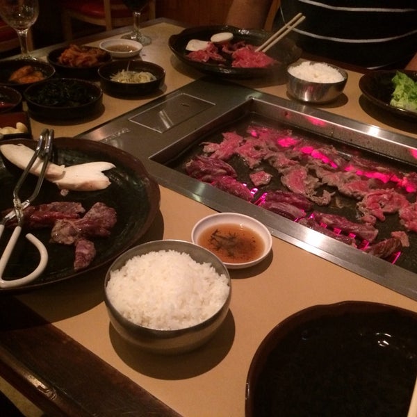 Foto diambil di Sushi Cafe &amp; Shilla Korean Restaurant oleh Daniel A. pada 3/9/2014