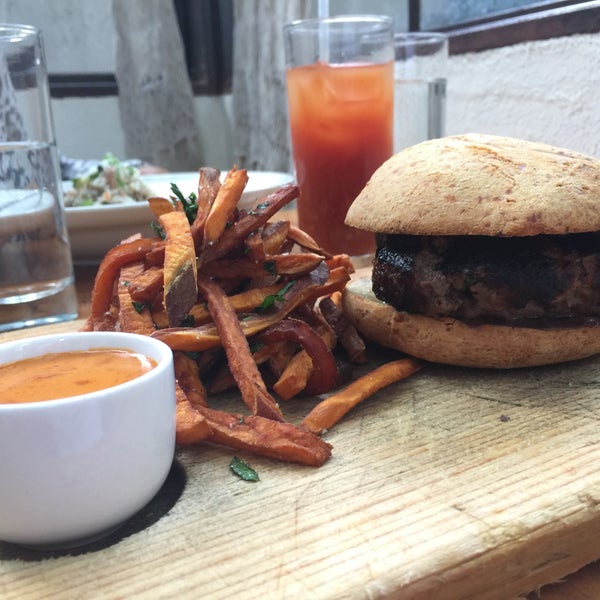 A Brooklyn-Brazilian mix with a juicy beef served in a toasty pao de queijo bun and topped with cilantro pesto onion sauce. Sweet potato fries and a spicy sauce on the side.