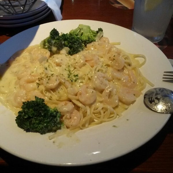 Photo taken at Red Lobster by Evelin F. on 6/3/2014