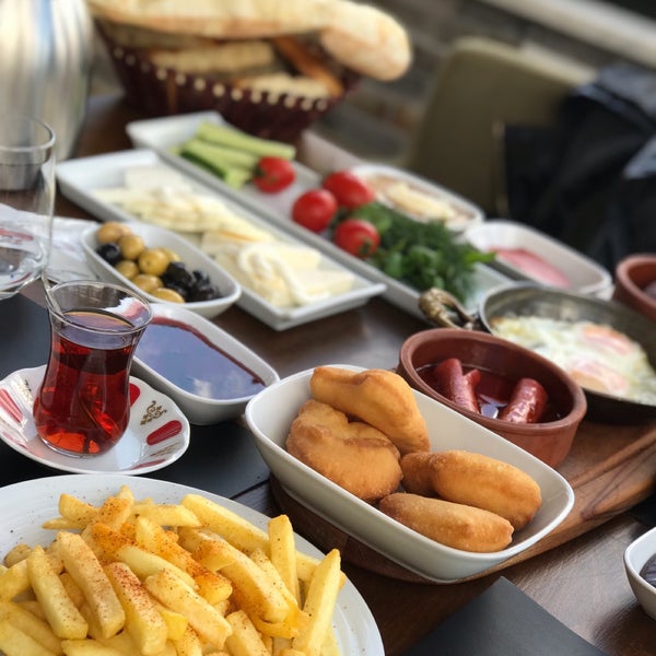Das Foto wurde bei Kerte Gusto Restaurant von Pınar Y. am 4/21/2019 aufgenommen