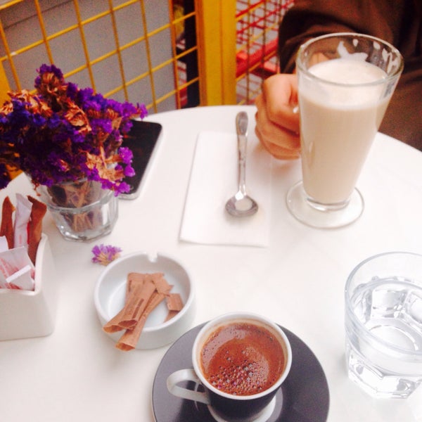 รูปภาพถ่ายที่ İki Kedi Cafe โดย Ayşen T. เมื่อ 10/1/2015