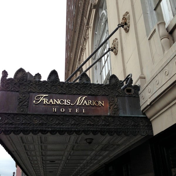 รูปภาพถ่ายที่ Francis Marion Hotel โดย Amy B. เมื่อ 1/18/2013