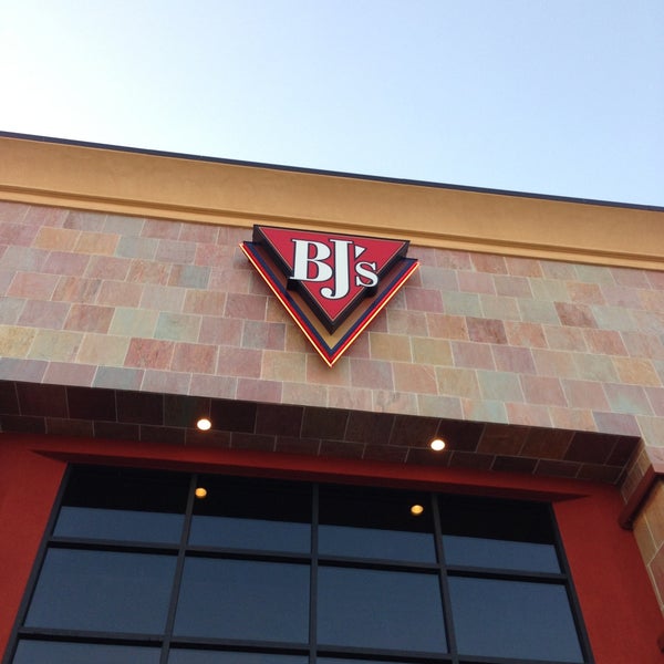 Photo taken at BJ&#39;s Restaurant &amp; Brewhouse by Chad M. on 5/2/2013