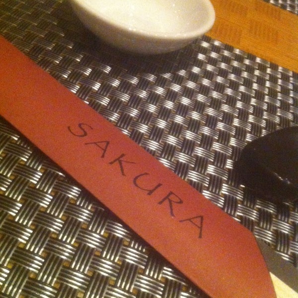 Снимок сделан в Sakura Japanese Restaurant пользователем Tom A. 12/25/2013