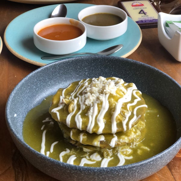 De los restaurantes más lindos de San Cristobal. El desayuno vale la pena, recomiendo el Pastel Azteca. Buen servicio, y precios razonables.