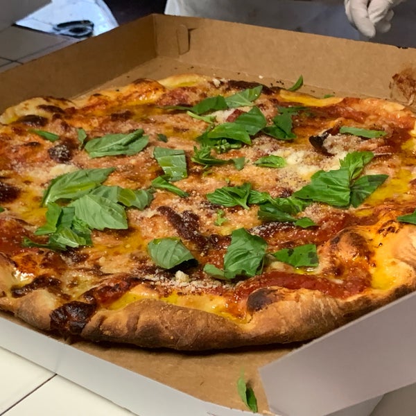 Foto tirada no(a) Di Fara Pizza por Jin T. em 9/6/2019