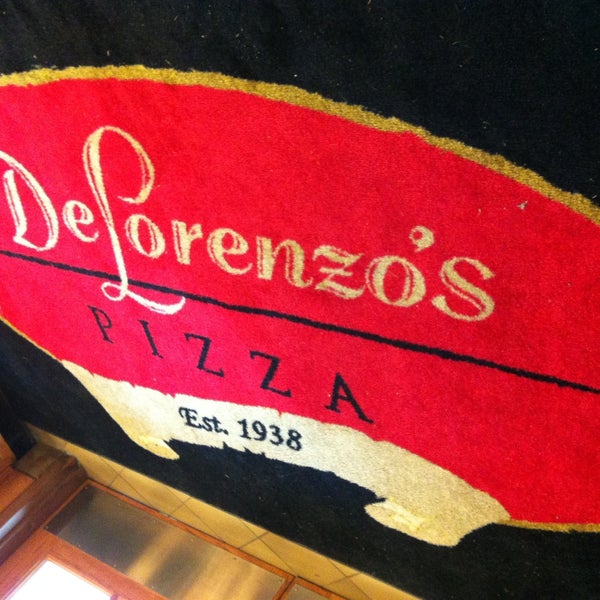 Снимок сделан в DeLorenzo&#39;s Pizza пользователем Thomas G. 5/9/2013