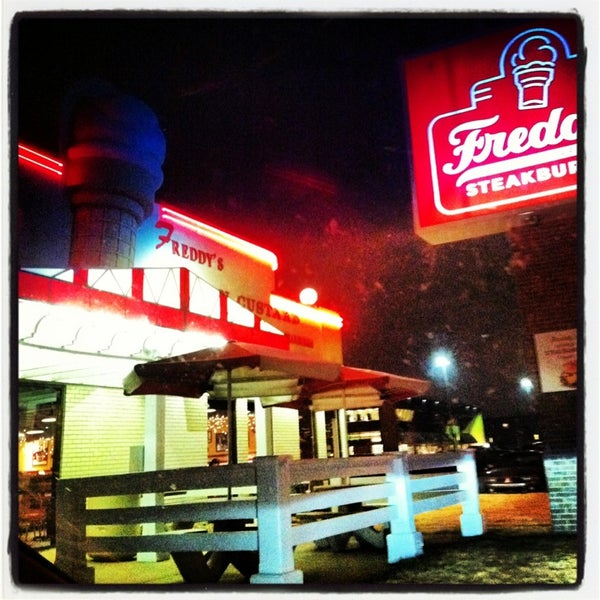 รูปภาพถ่ายที่ Freddy&#39;s Frozen Custard โดย Kimmie Kim N. เมื่อ 12/23/2012