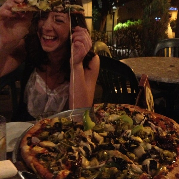 4/13/2013 tarihinde Ammanda L.ziyaretçi tarafından Gay Nineties Pizza Co.'de çekilen fotoğraf