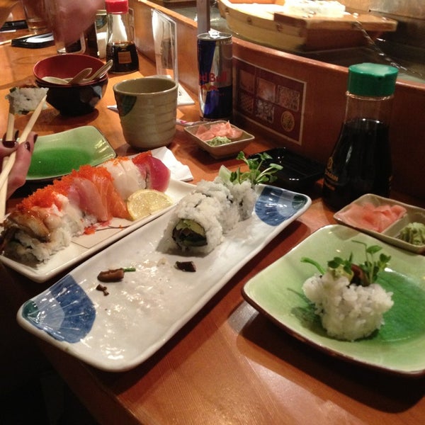 Снимок сделан в Sushi Boat пользователем Ammanda L. 1/1/2013