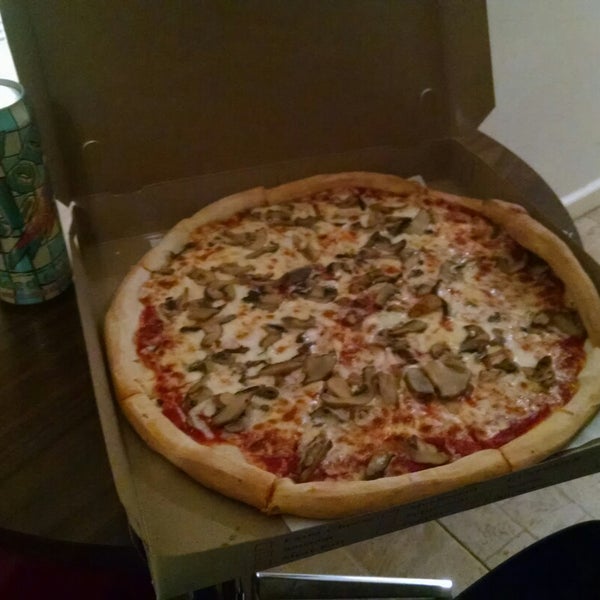 Foto tirada no(a) Tony Oravio Pizza por Daniel A. em 12/15/2014