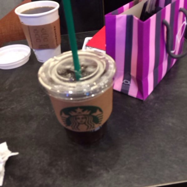 Foto tirada no(a) Starbucks por Sun-young L. em 3/12/2014