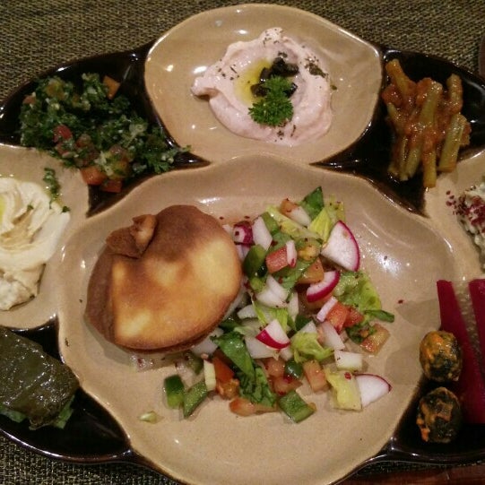 Das Foto wurde bei Al Nafoura Lebanese Restaurant von AriA am 5/24/2016 aufgenommen