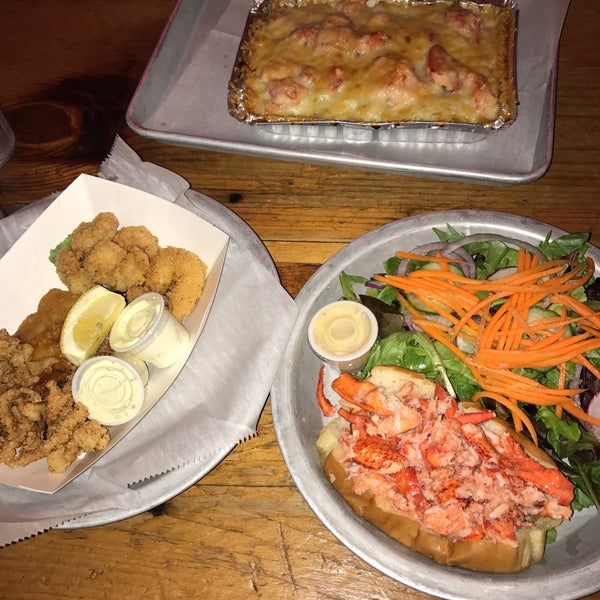Really enjoyed the Connecticut lobster roll and the lobster mac and cheese was good as well. Would definitely come back!! Big shout out to my bf for recommending it :)