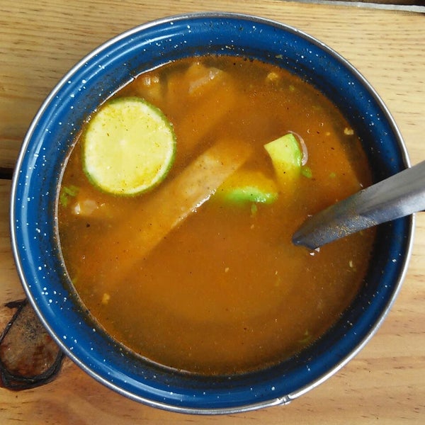 La sopa de lima es buena, pero para ser un restaurante de comida yucateca, la cochinita deja mucho que desear. Eso sí, es barato.