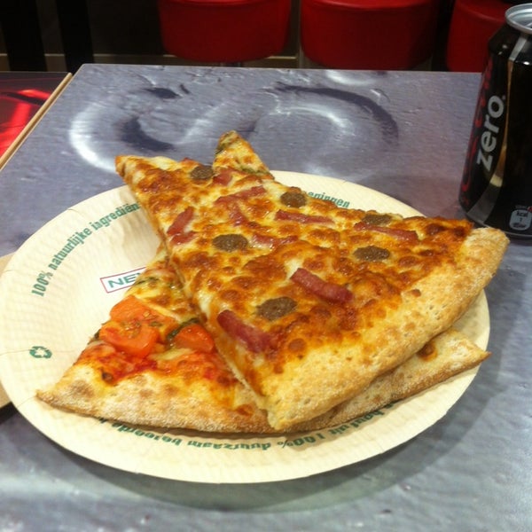 Foto tirada no(a) New York Pizza por Burcu K. em 1/11/2014