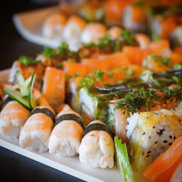 Foto tirada no(a) Asato Sushi &amp; Asian food por Roy A. em 10/3/2015