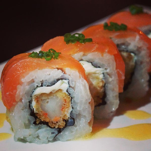 รูปภาพถ่ายที่ Asato Sushi &amp; Asian food โดย Roy A. เมื่อ 8/10/2015