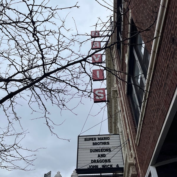 Foto tirada no(a) Davis Theater por Owen H. em 4/1/2023