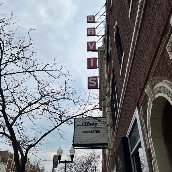 Foto tirada no(a) Davis Theater por Owen H. em 3/17/2022