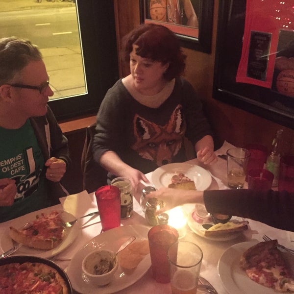 Foto scattata a Pizano&#39;s Pizza &amp; Pasta da Owen H. il 12/25/2015