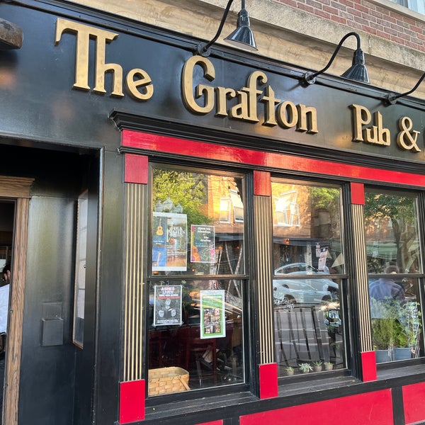 รูปภาพถ่ายที่ The Grafton Irish Pub &amp; Grill โดย Owen H. เมื่อ 8/24/2022