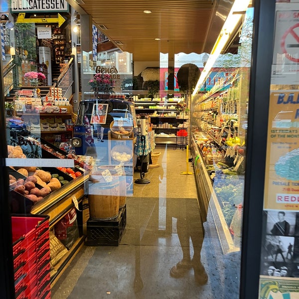 9/15/2022 tarihinde Owen H.ziyaretçi tarafından Gene’s Sausage Shop'de çekilen fotoğraf