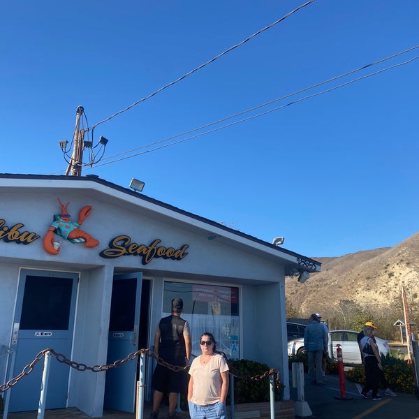 Das Foto wurde bei Malibu Seafood Fresh Fish Market &amp; Patio Cafe von Owen H. am 10/2/2021 aufgenommen
