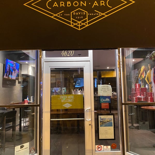 Foto tomada en Carbon Arc Bar &amp; Board  por Owen H. el 12/18/2020