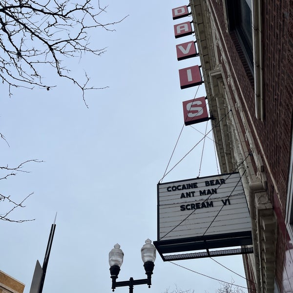 Foto tomada en Davis Theater  por Owen H. el 3/15/2023