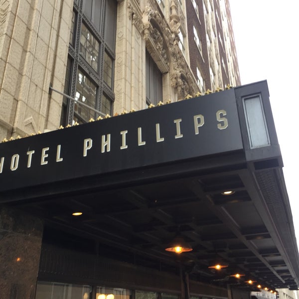 รูปภาพถ่ายที่ Hotel Phillips, Curio Collection by Hilton โดย Owen H. เมื่อ 8/22/2019