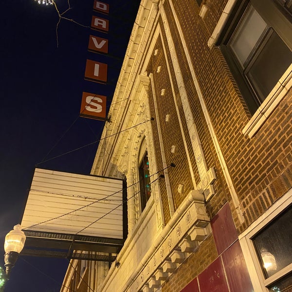 Foto tirada no(a) Davis Theater por Owen H. em 12/18/2020