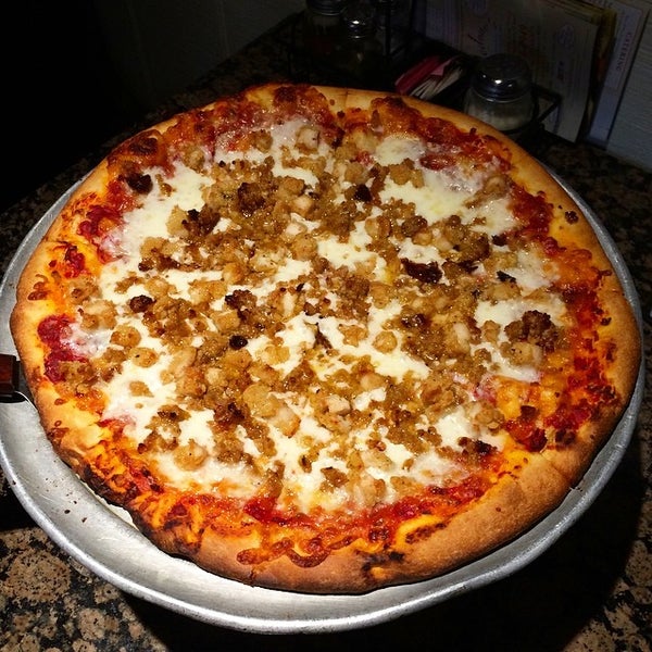 Foto tomada en Pedone&#39;s Pizza &amp; Italian Food  por Jamison N. el 8/9/2014