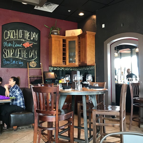 Foto tomada en RusTeak Restaurant And Wine Bar  por Cid S. el 10/19/2019