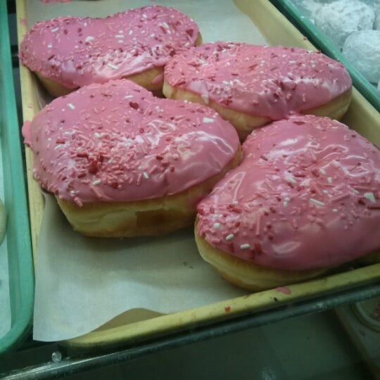 2/11/2013 tarihinde Alex C.ziyaretçi tarafından Donut Den'de çekilen fotoğraf