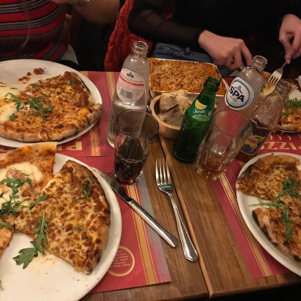 Photo prise au Pizza Pronto par Margot V. le11/22/2018