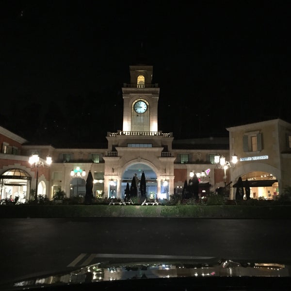 Photo taken at The Commons at Calabasas by Eric R. on 3/12/2015