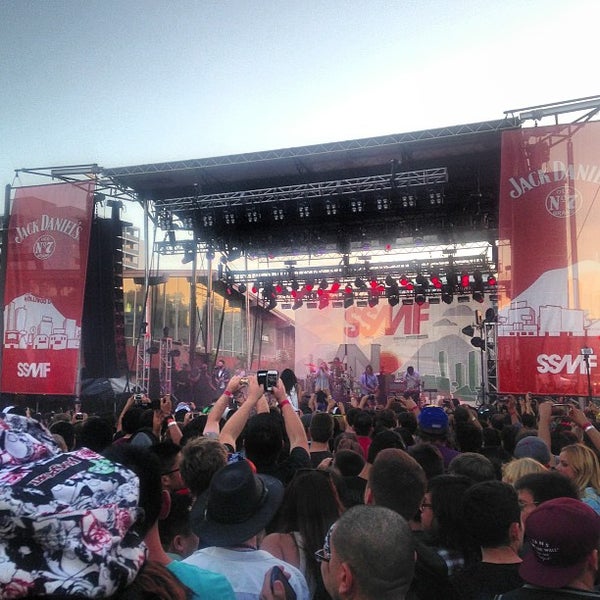 รูปภาพถ่ายที่ Sunset Strip Music Festival โดย Robert F. เมื่อ 8/4/2013