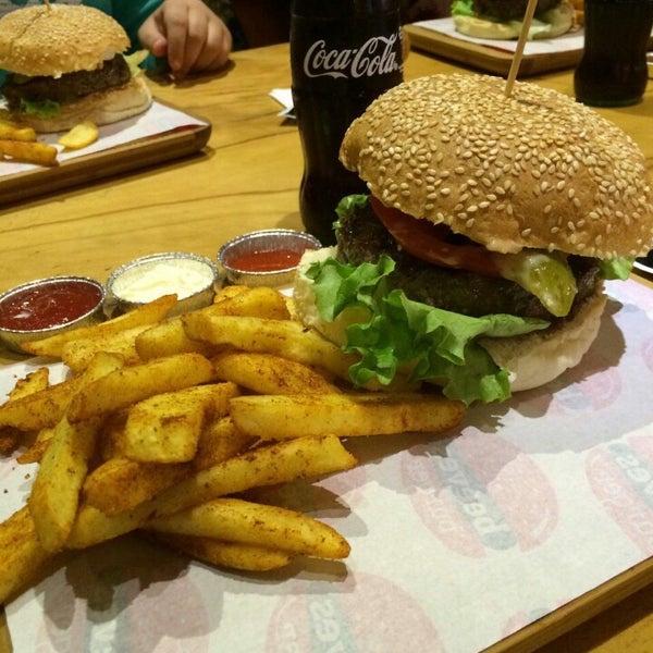 10/17/2014 tarihinde İdil D.ziyaretçi tarafından Beeves Burger'de çekilen fotoğraf