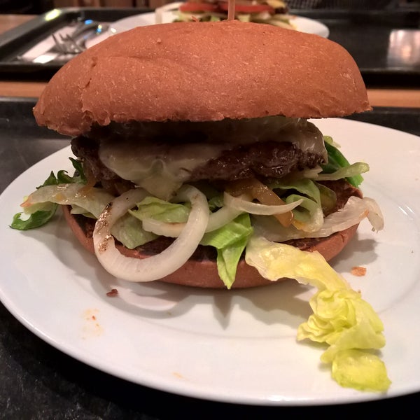 Foto diambil di 1885 Die Burger oleh Spamlevel9 pada 6/16/2015
