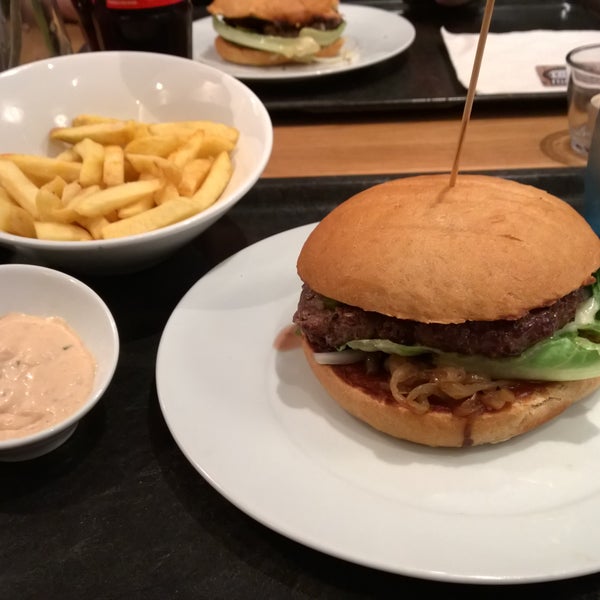 Photo prise au 1885 Die Burger par Spamlevel9 le9/3/2015