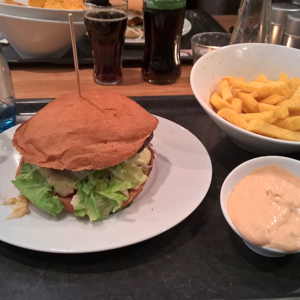 Photo prise au 1885 Die Burger par Spamlevel9 le6/4/2015
