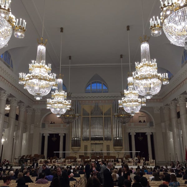 Das Foto wurde bei Grand Hall of St Petersburg Philharmonia von Olga A. am 9/3/2015 aufgenommen