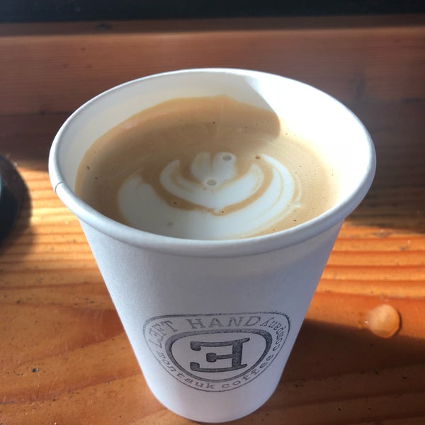 10/28/2018 tarihinde Britta L.ziyaretçi tarafından Left Hand Coffee'de çekilen fotoğraf